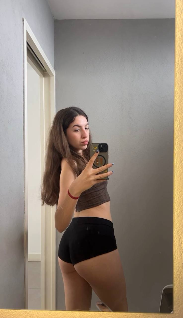 Amber in her underwear in Foshan