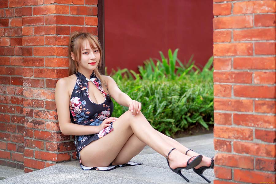 Girls in short dresses in Foshan
