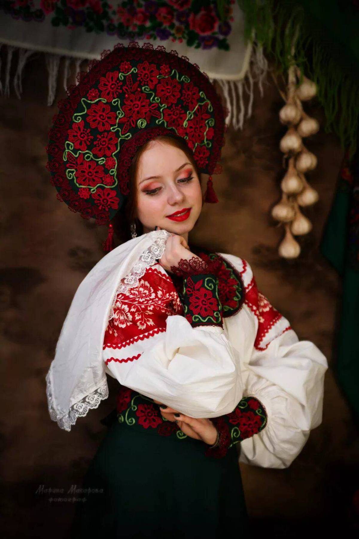 Women in Slavic costumes underwear in Foshan