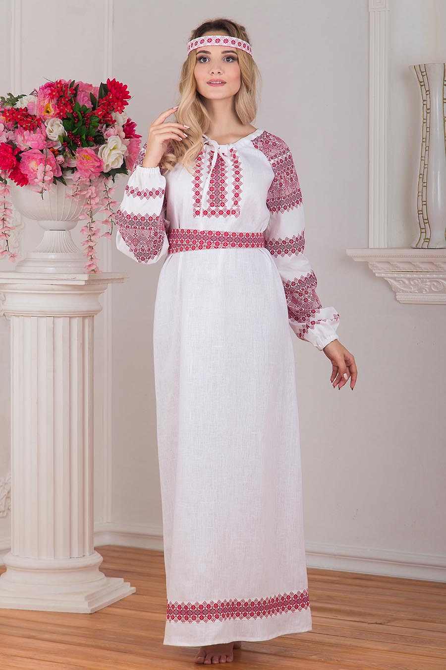 Women in Slavic costumes in Foshan