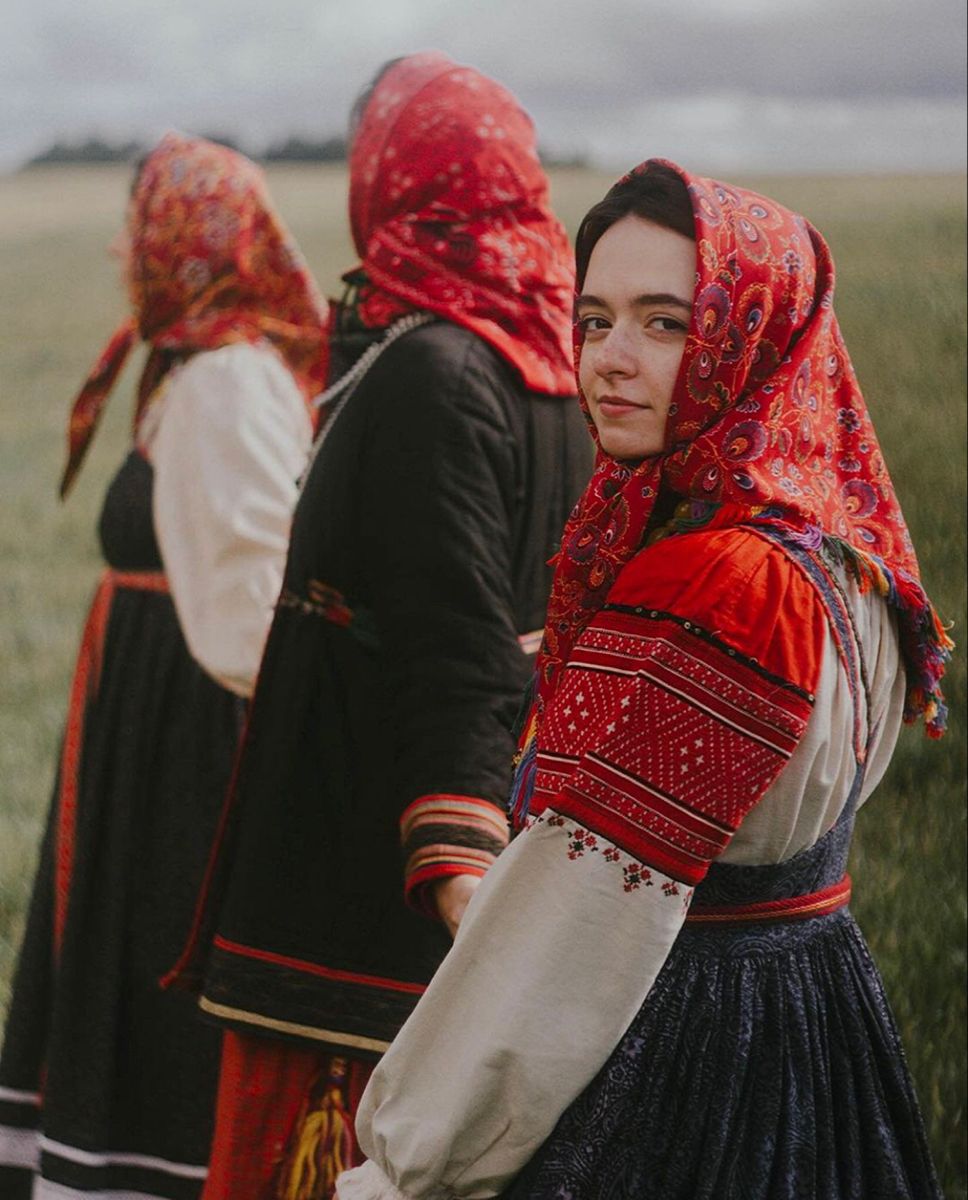 Women in Slavic costumes in Foshan