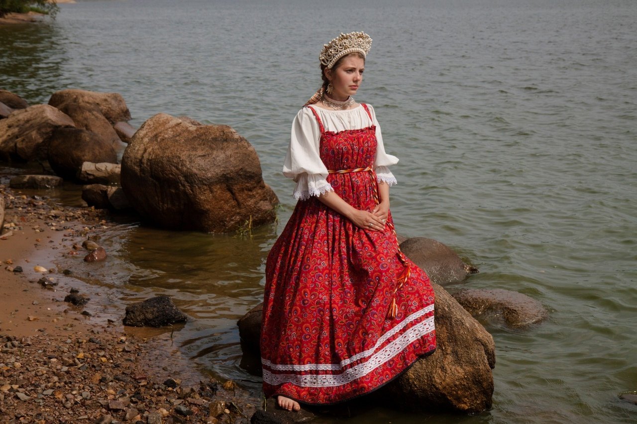 Women in Slavic costumes in Foshan