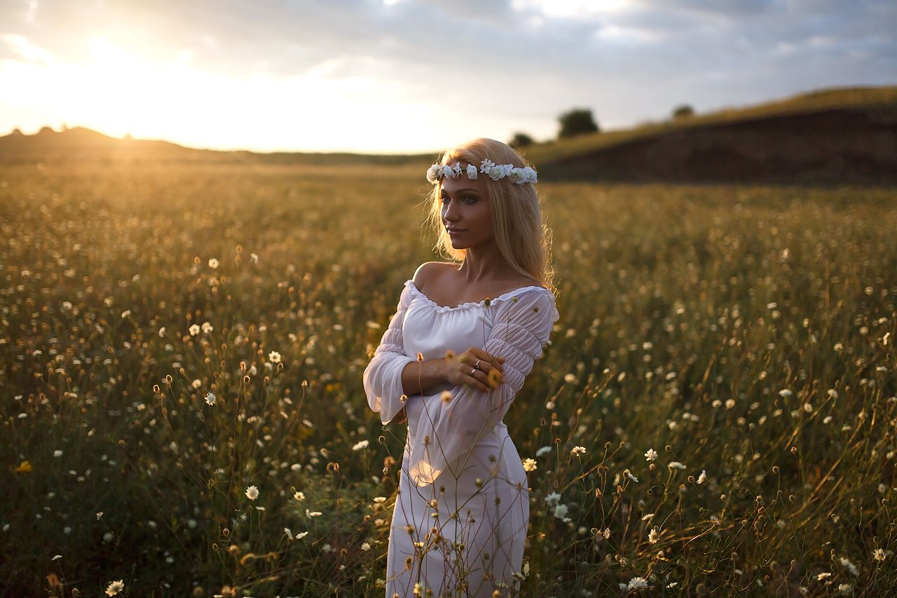Girls in Slavic costumes in Foshan