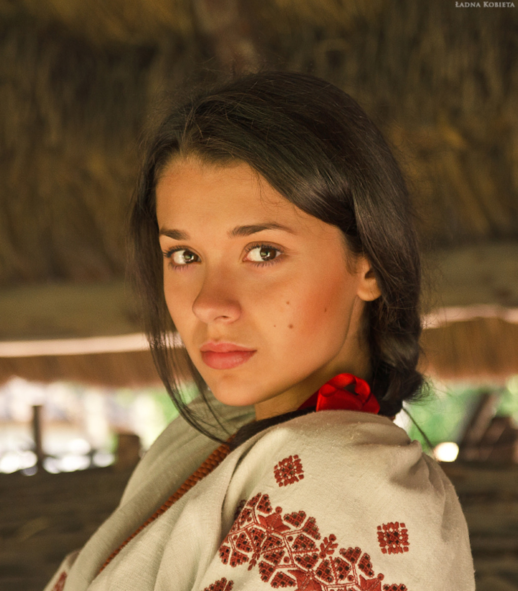 Girls in Slavic costumes in Foshan