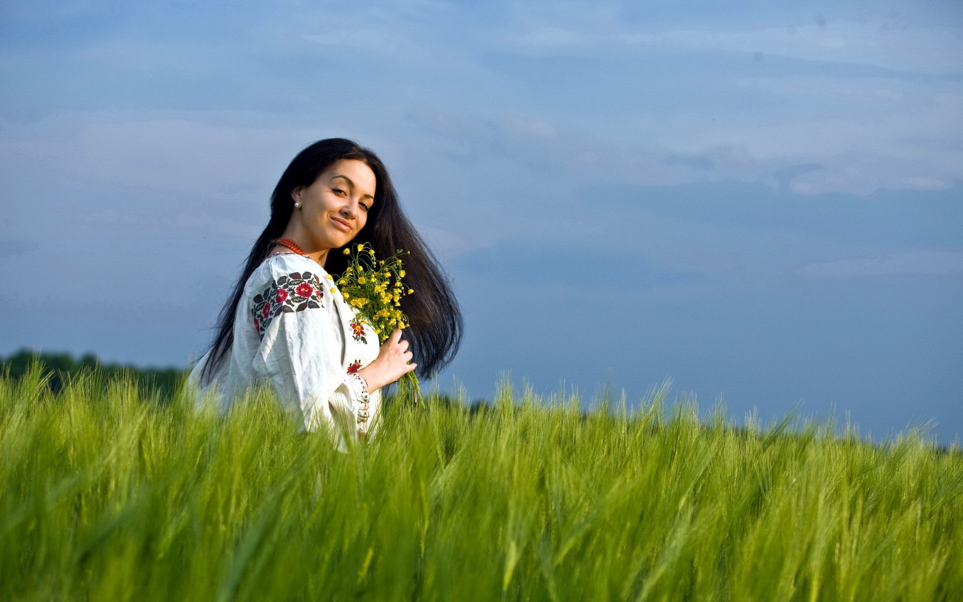 Girls in Slavic costumes in Foshan
