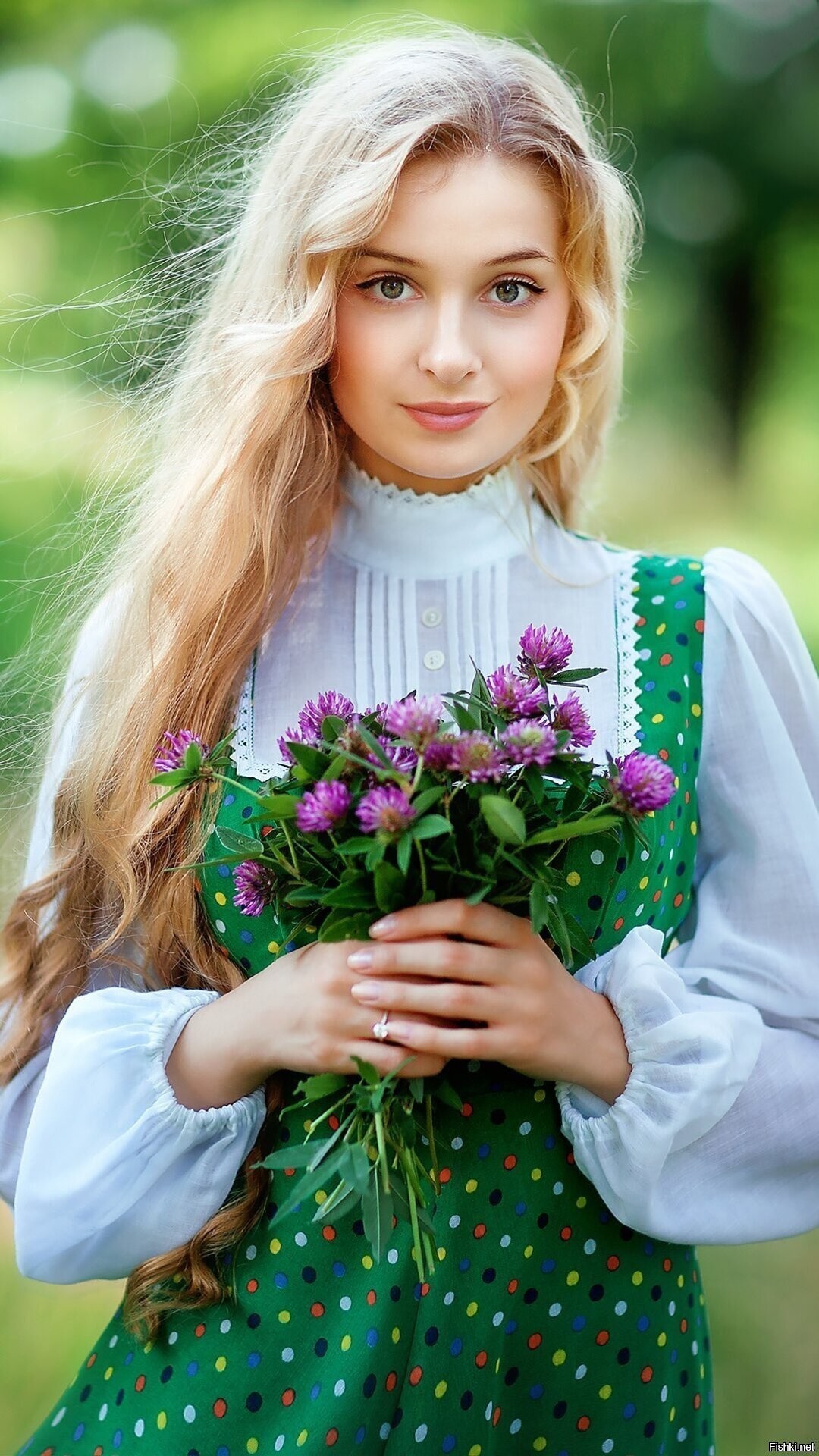 Girls in Slavic costumes in Foshan